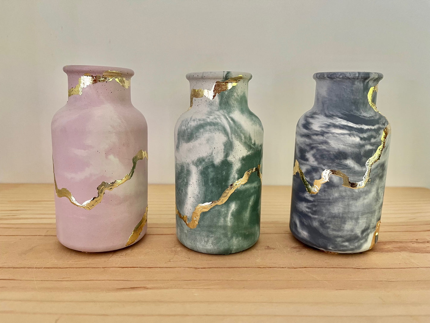 Cement smooth vase in marbled pink with gold details