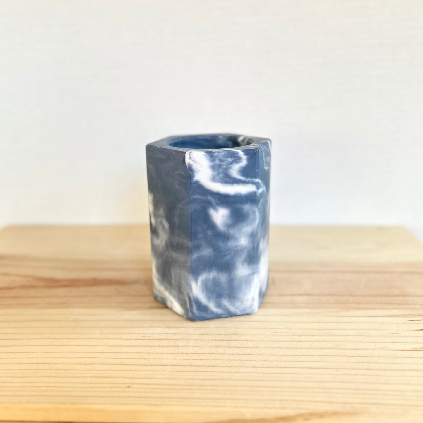 Cement holder in marbled dark blue. Love Nene cement holders.
