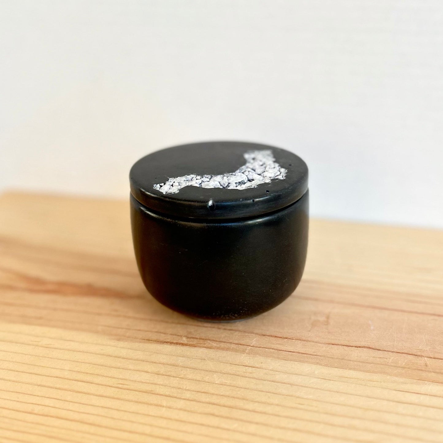 Smooth jar with lid, featuring stone details and in black. Concrete jars by Love Nene.