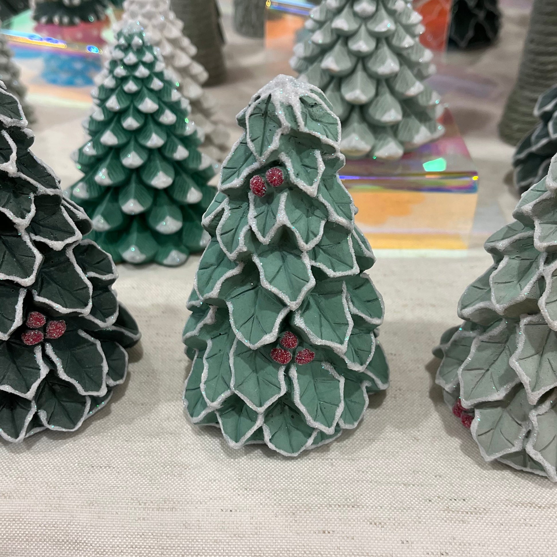 Love Nene Decorative Holly Berry Cement Christmas Tree